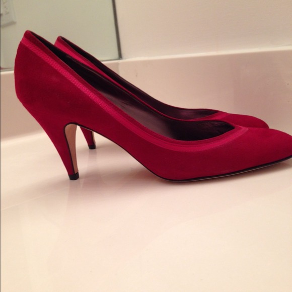 🎉🎉 💕. RED SUEDE HEELS👠👠NEVER WORN👠❤️
