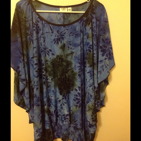 ***Bundled***Beautiful, Blue Flowy Top - Picture 2 of 3
