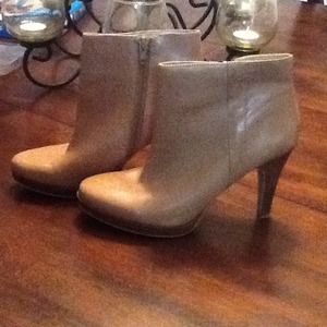 Nine west size 6 boots