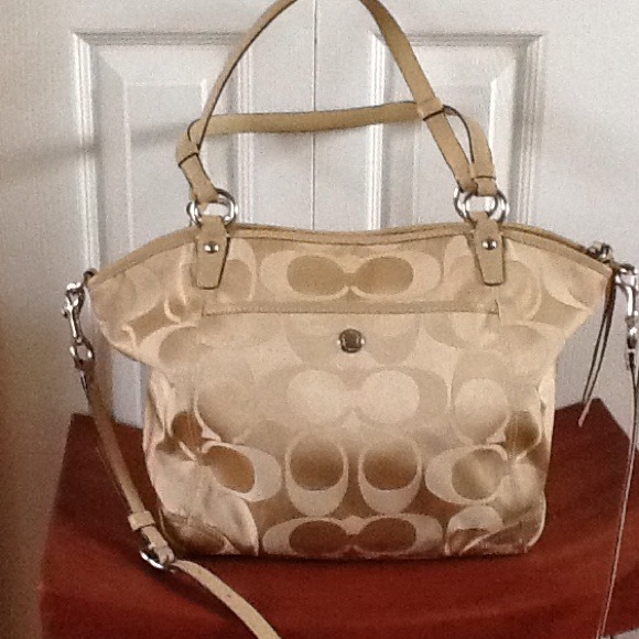 💥SOLD in bundle💥Medium Leah Signature Coach - Picture 2 of 4