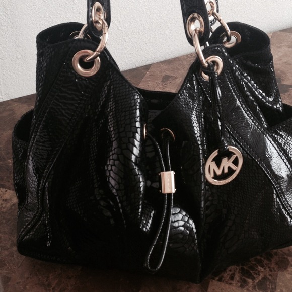 ⛔️SOLD⛔️Michael Kors black handbag with gold ware