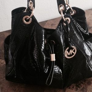 ⛔️SOLD⛔️Michael Kors black handbag with gold ware