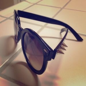 ✨SOLD✨Round Spiked Sunnies
