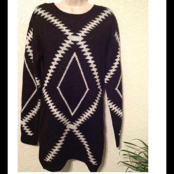 Sweaters - ❤️ BUNDLED❤️ LONG TRIBAL PRINT SWEATER!