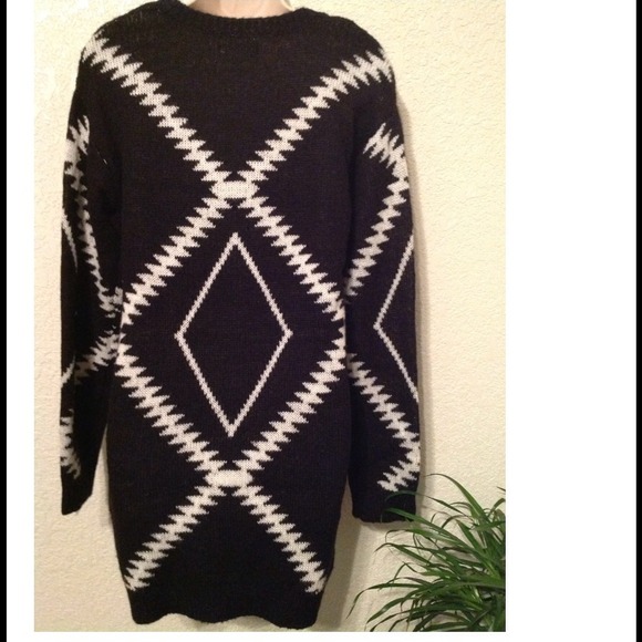 ❤️ BUNDLED❤️ LONG TRIBAL PRINT SWEATER! - Picture 2 of 2