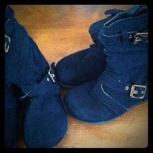 Toddler size 8 black boots!