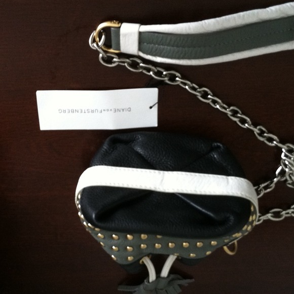 📦 SOLD IN BUNDLE! DVF signature 'Poppy' mini bag! - Picture 3 of 4