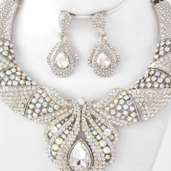 Silver necklace and earring set