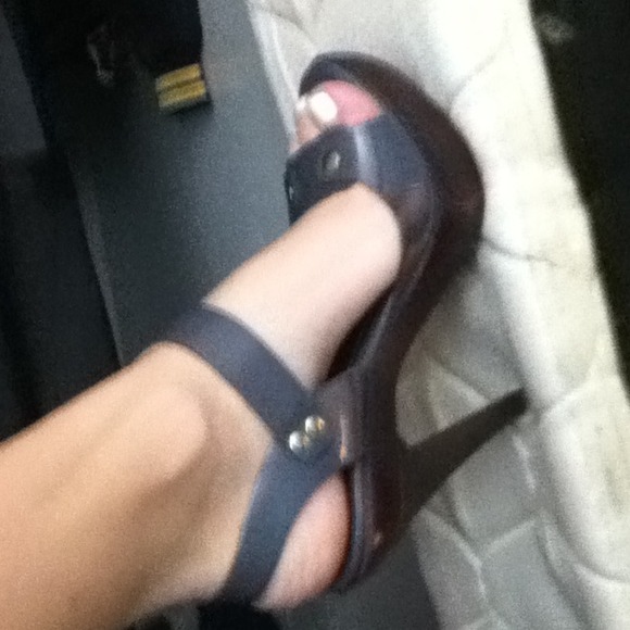 Shoes - Picture 4 of 4