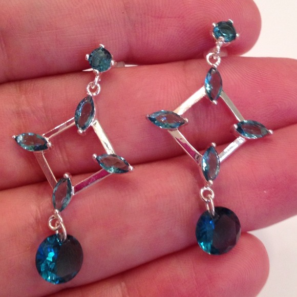 💙💙Blue created topaz dangle earrings💙💙