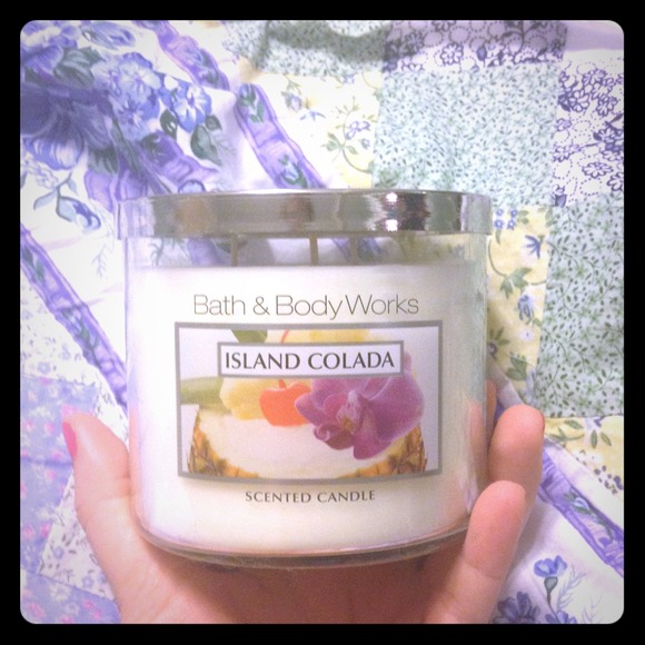 Reserved for steephaniejo 🌺Island colada candle!