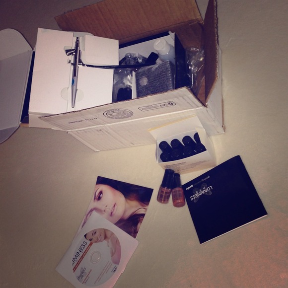 (Brand new) Airbrush, airbrush holder, compressor.