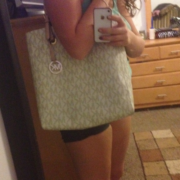 Authentic Michael Kors tote - Picture 3 of 3