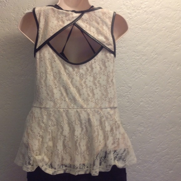 💋REDUCED💋Lace Peplum Top - Picture 2 of 2