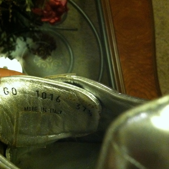 Silver Louis Vuitton rare find Miror sneaker❣️ - Picture 3 of 4