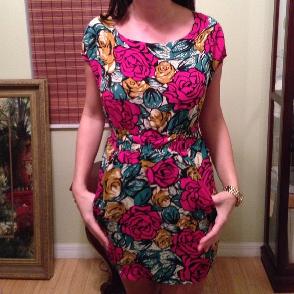 ‼️SOLD‼️ Floral dress with cap sleeves