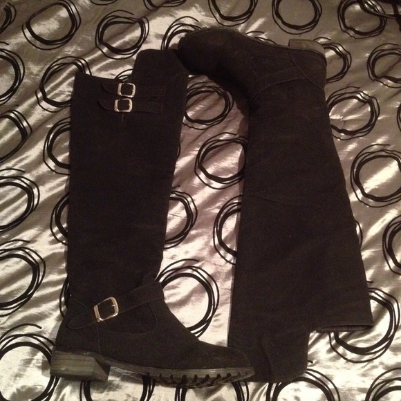 Knee high, slim, flat, black boot.