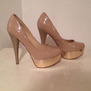 Steve Madden nude and gold pump.