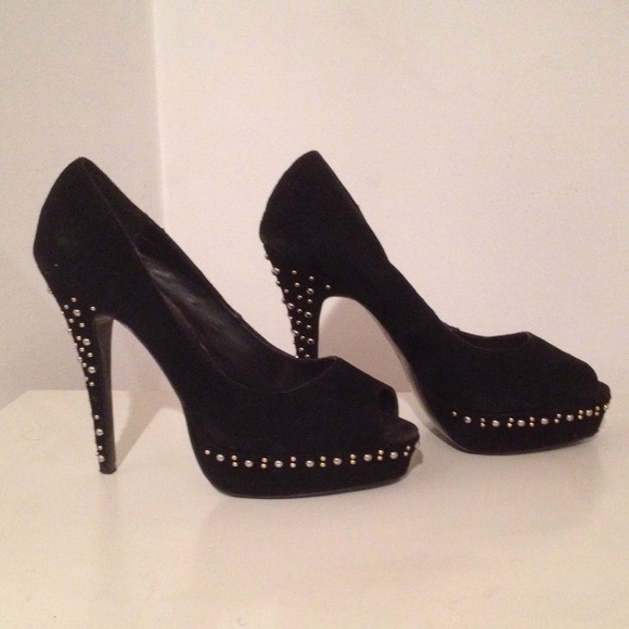 Black Steve Madden peep-toe pump.
