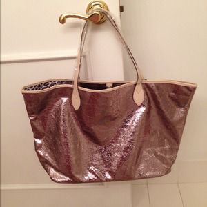 🎁REDUCED LARGE  SORIAL METAlLLIC TOTE❤️