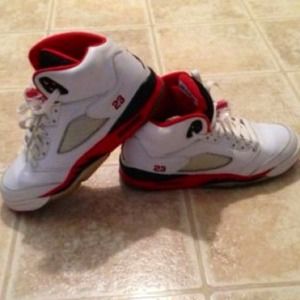 Fired red nike air jordan sz 6y equal 2 sz 7 women
