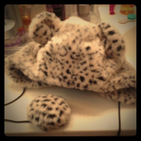 Warm cute leopard print hat.