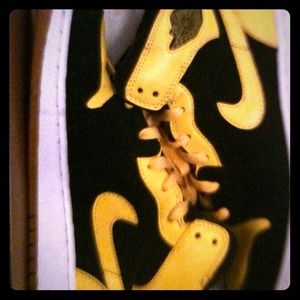 Retro Jordan 1's black/yellow/white....
