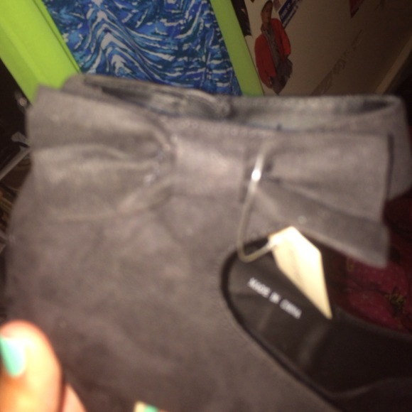 Black Heels wBow Ankle Strap - Picture 2 of 3