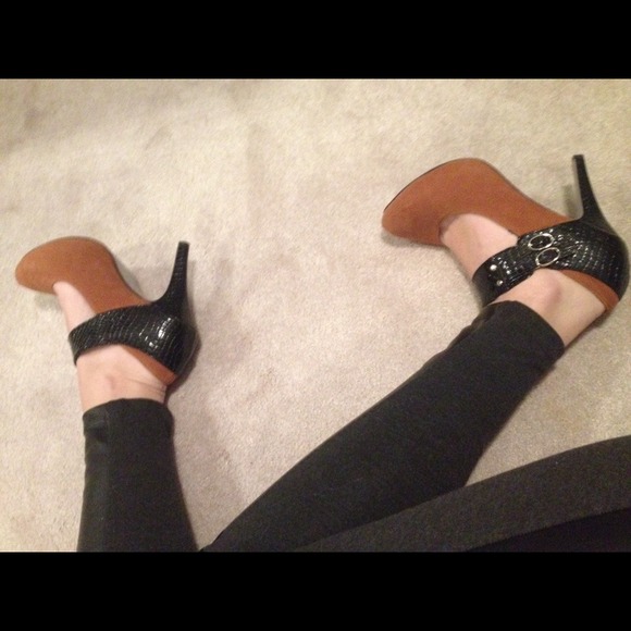 ❌Sold❌Size 8.5 (fits 8-8.5)dark tan heels