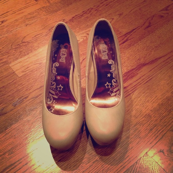 BRAND NEW nude heels