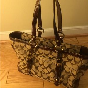 On hold 4 jmccarthy4606Authentic COACH pocketbook