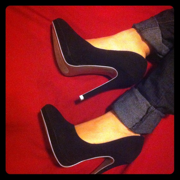 Black Pointed toe pumps