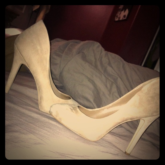 BCBG suede like pumps