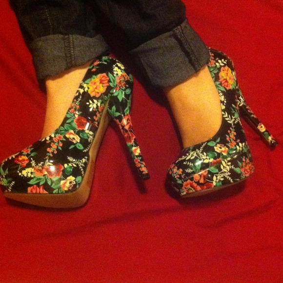 Floral print pumps