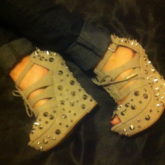 Grey spiked wedges