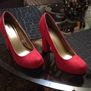 Red target platform pumps