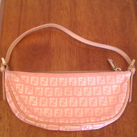 Authentic Fendi purse 👛 with logo!