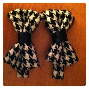 Black and white houndstooth bow hair clips