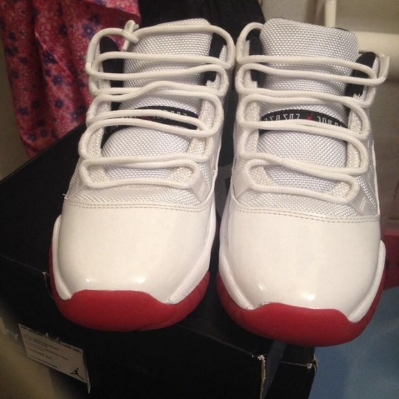 Jordan   11 low size 4