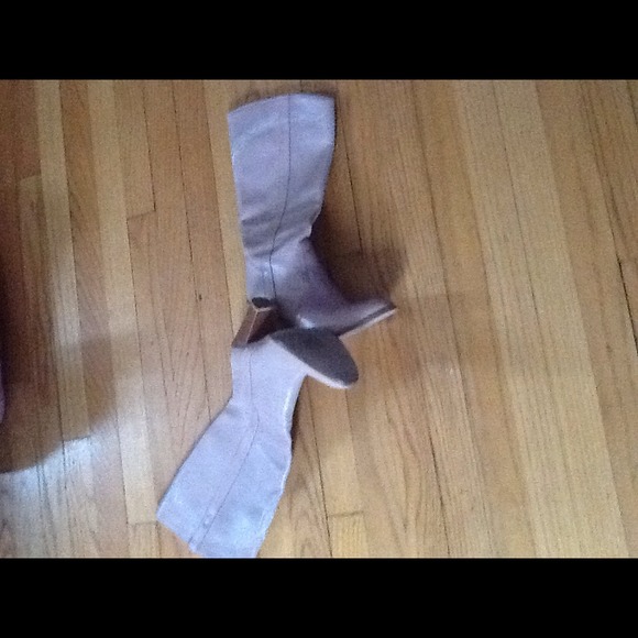 BCBG LEATHER BOOTS - Picture 2 of 2