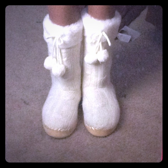 Cute white booties size : LARGE
