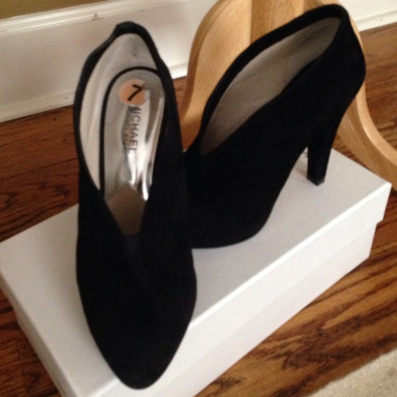MICHAEL MK black suede booties size 7