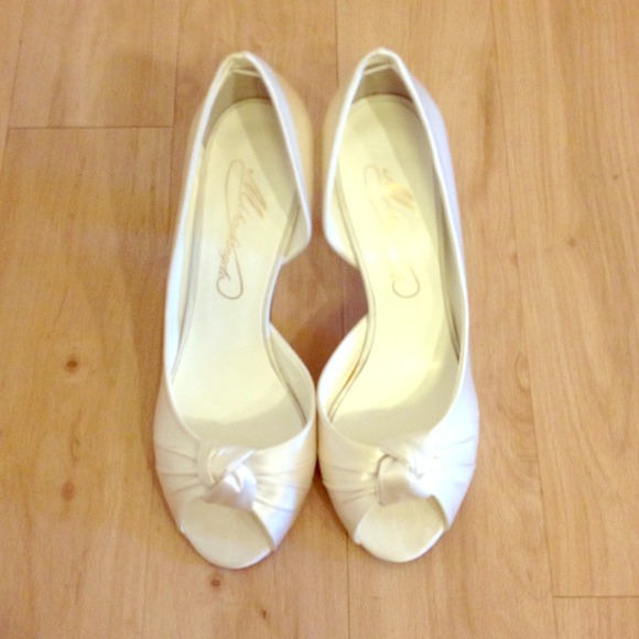 Michaelangelo Shoes - ❗️BOGO FREE ❗️Bridal Ivory Silk Peep-Toe Pumps