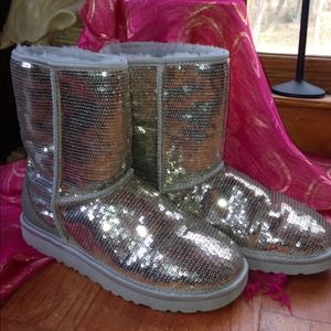 ❄️⛄️❄️⛄️Silver Uggs SZ. 9❄️⛄️❄️⛄️