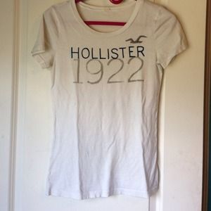 🔴White hollister tshirt