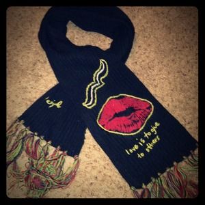 lip scarf