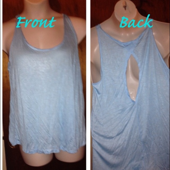 NWT 2x peep back top 💕