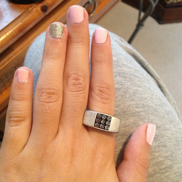 Beautiful Rhinestone Ring - Picture 1 of 3