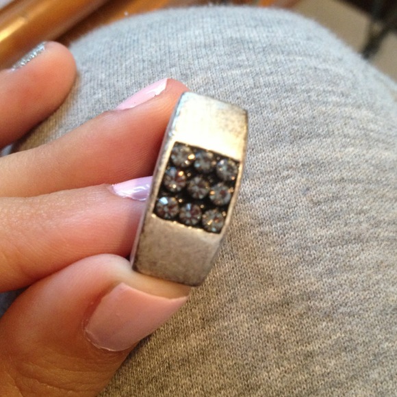 Beautiful Rhinestone Ring - Picture 2 of 3