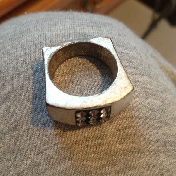 Beautiful Rhinestone Ring - Picture 3 of 3